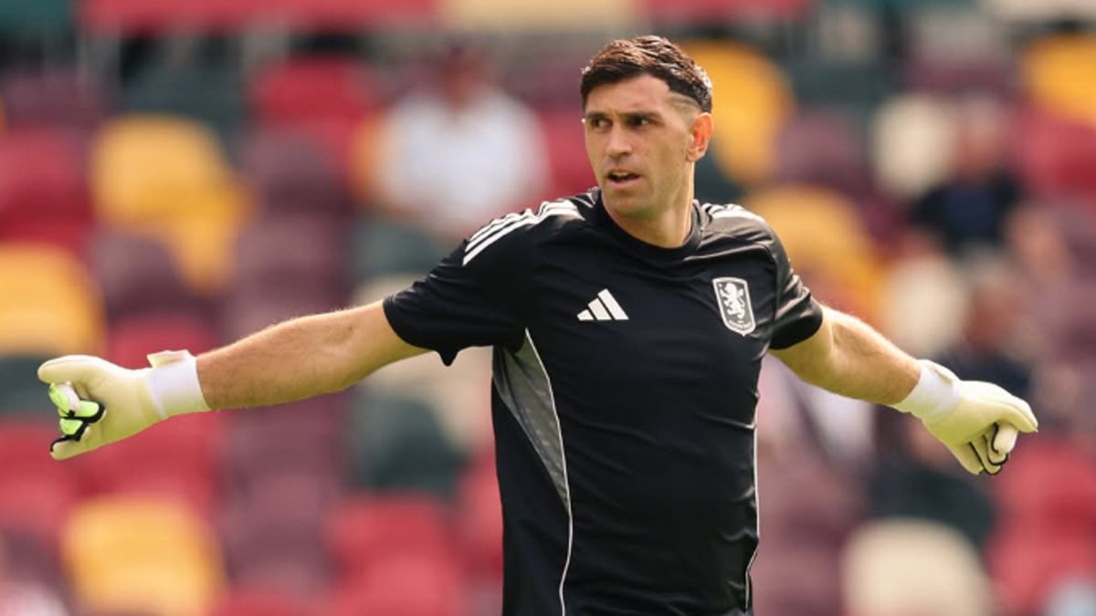 Dibu Martínez generó preocupación con una imagen publicada en sus redes sociales. 