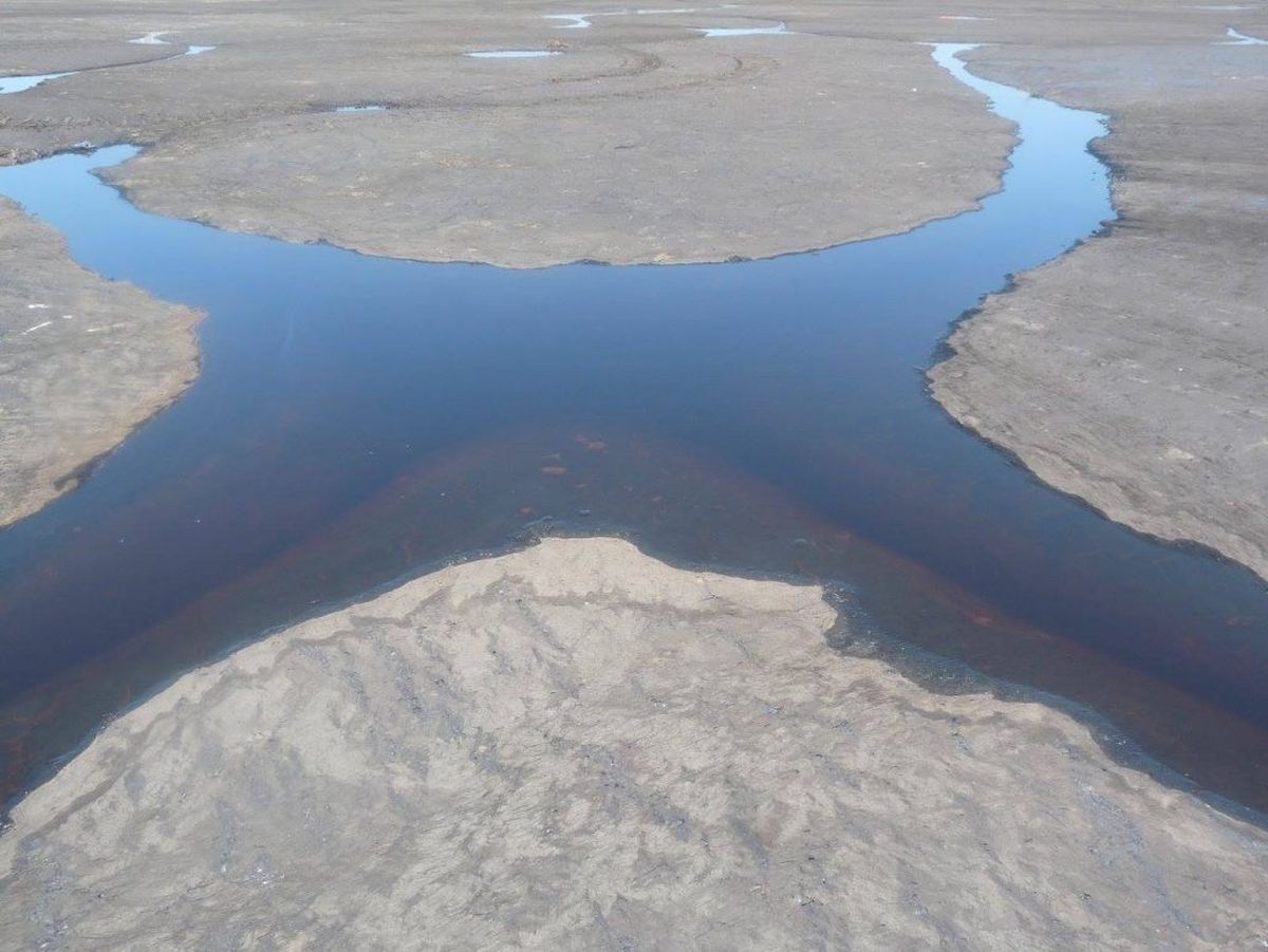 El lago de Brea se ubica en el pueblo de La Brea. El lago de Brea se ubica en el pueblo de La Brea.