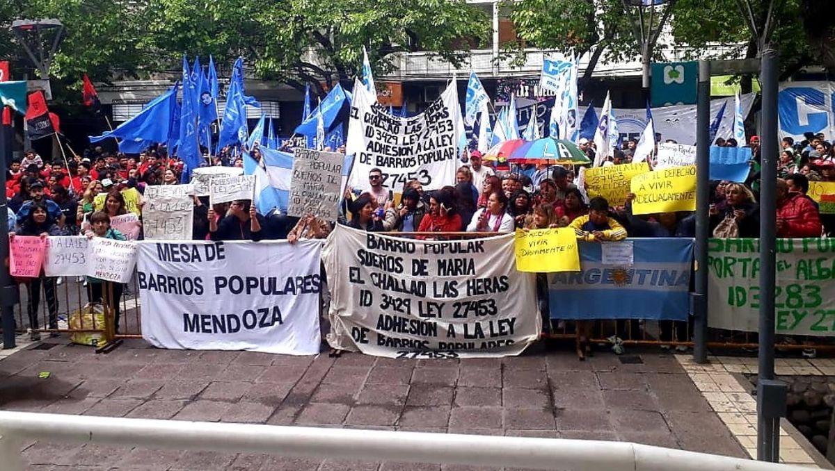 Una manifestación de los representantes de los barrios populares en Mendoza.