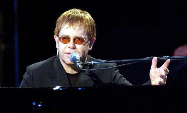 Elton John estuvo internado y ya fue dado de alta