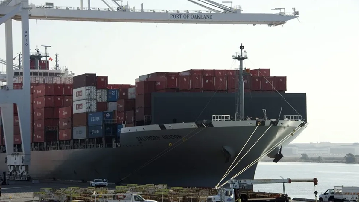 Varios contenedores en un barco en el Puerto de Oakland, California en Estados Unidos. Crédito: EFE/John G. Mabanglo.