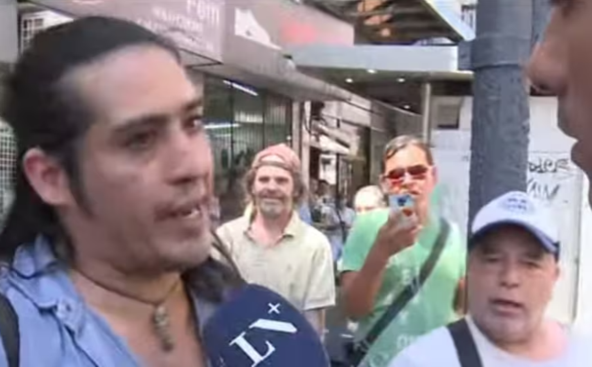 El periodista Lucas Jerez se encontraba realizando consultas en la marcha, cuando un manifestante lo increpó y lo empujó. Foto: La Nación&nbsp;
