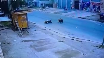 La atropelló con una moto, le dio primeros auxilios pero en un descuido escapó del lugar del accidente