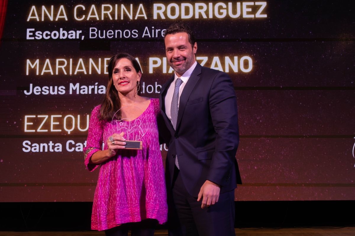 Ana Carina Rodr&iacute;guez, de Escobar (Buenos Aires), recibi&oacute; su distinci&oacute;n en manos de Juan Mazz&oacute;n, gerente de Banco Macro.