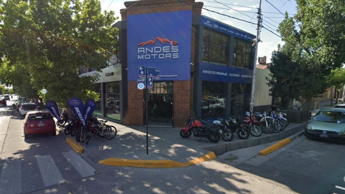 El local de Dorrego donde ocurrió el robo de 11 motos. Foto: Google Street View.