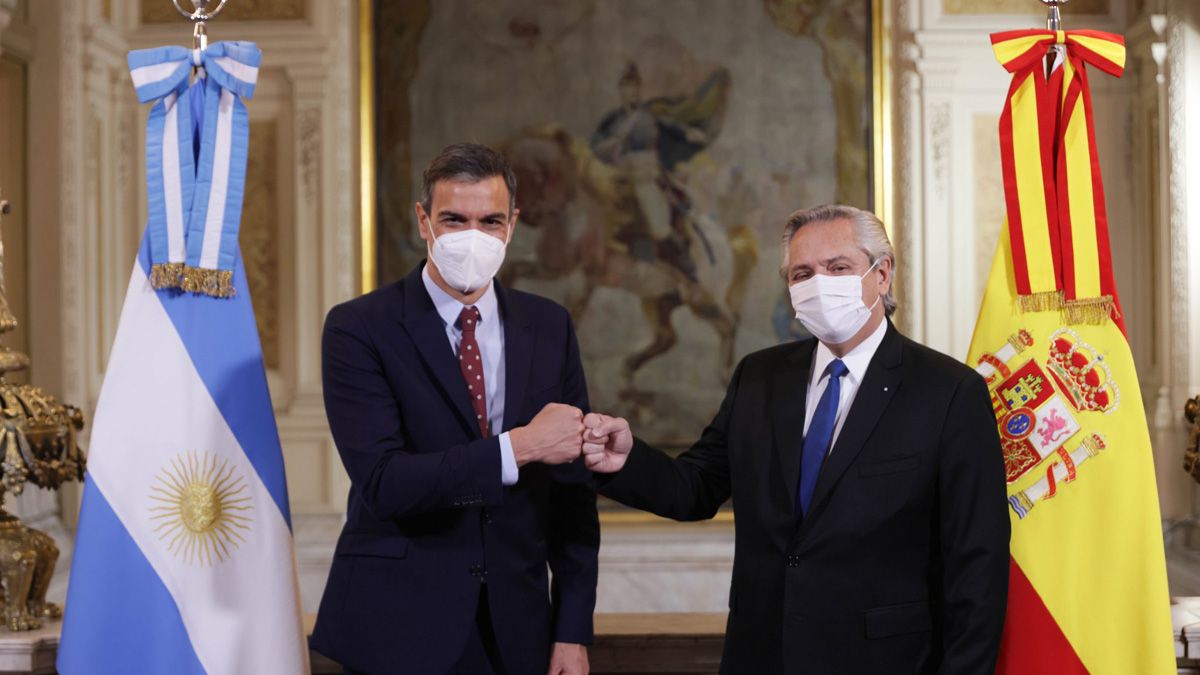El presidente Alberto Fernández recibió a su par de España, Pedro Sánchez, y su verba le jugó una mala pasada.