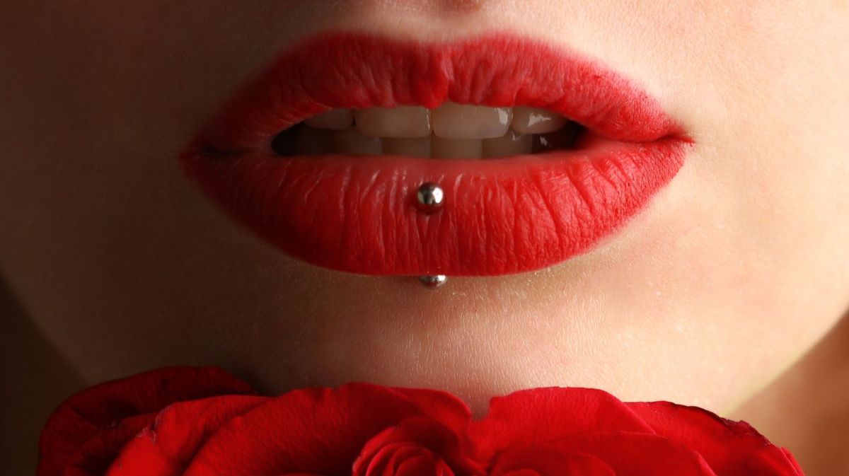 Piercing. Se puso un piercing en el labio, se le infectó y murió.