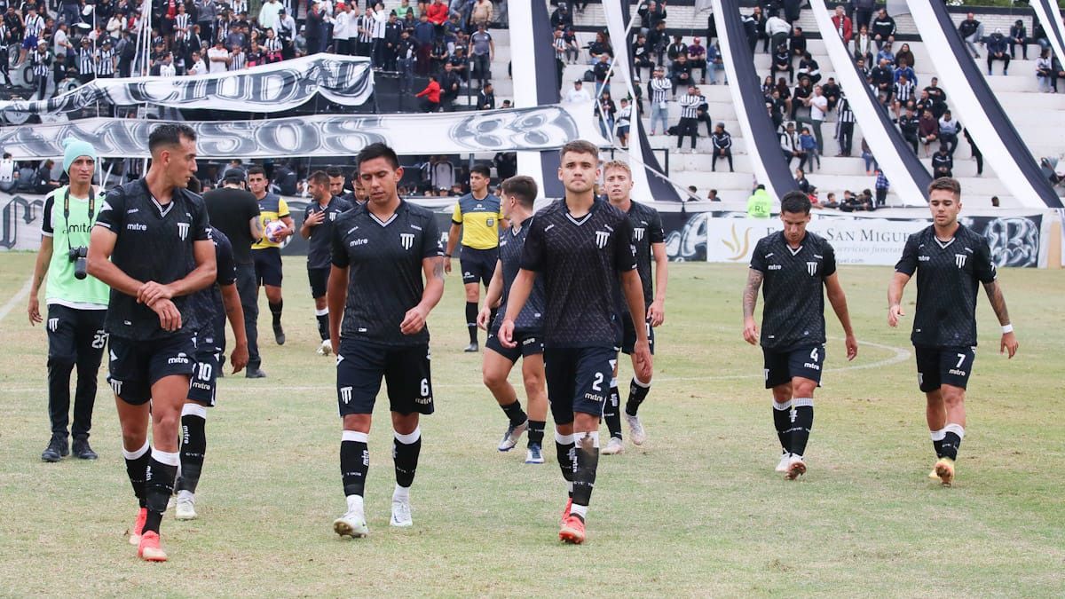 Los jugadores se van de la cancha amargados por el empate ante All Boys