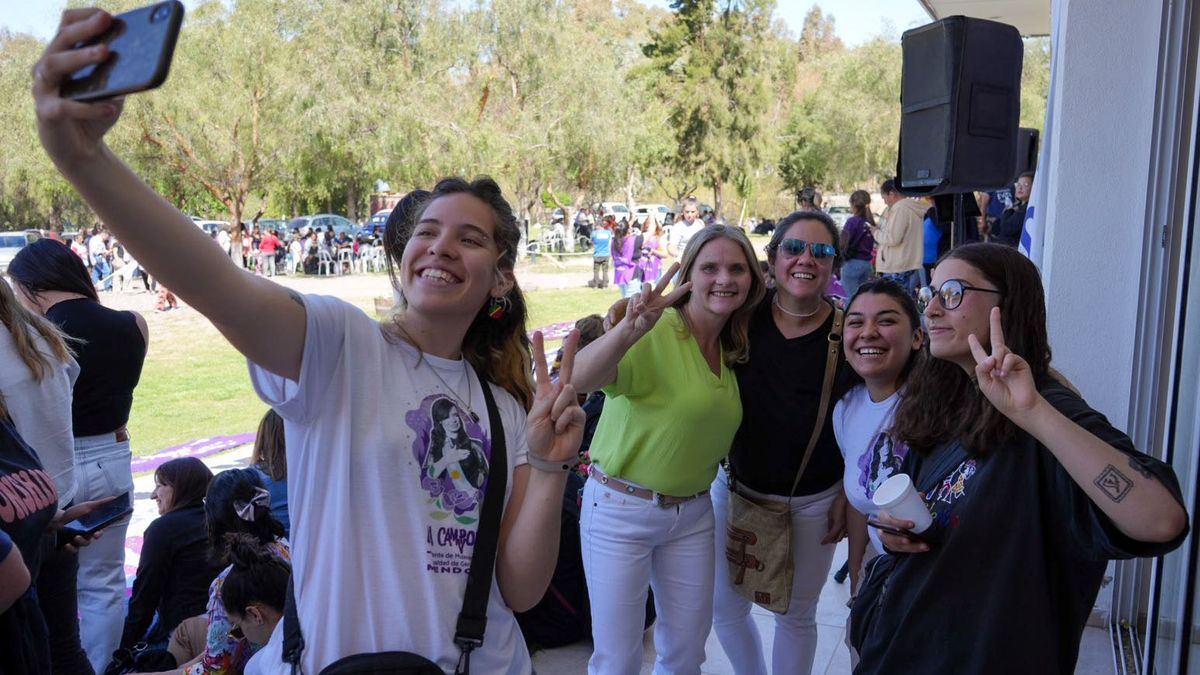 La candidata a diputada nacional de Unión por la Patria, María Amalia Granata (de verde) junto a militantes en el salón de El Challao. La candidata a diputada nacional de Unión por la Patria, María Amalia Granata (de verde) junto a militantes en el salón de El Challao.