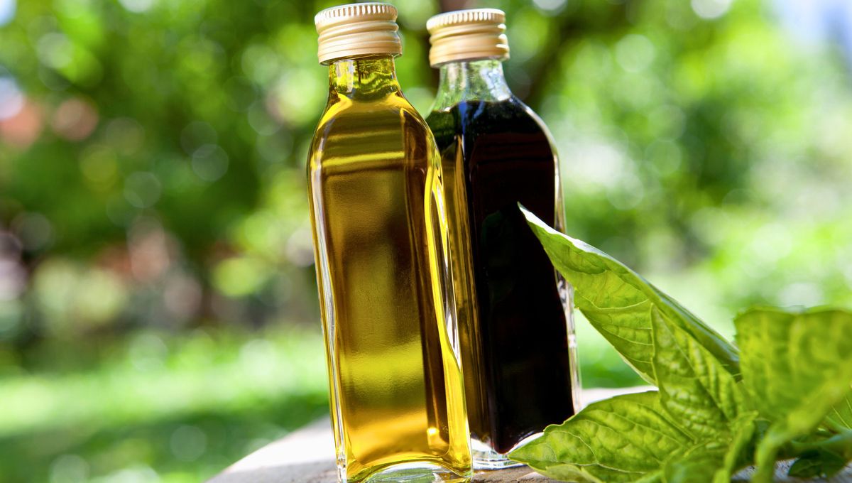 El vinagre y el aceite se pueden usar para muchas cosas, no son un simple condimento de ensalada.  El vinagre y el aceite se pueden usar para muchas cosas, no son un simple condimento de ensalada. 