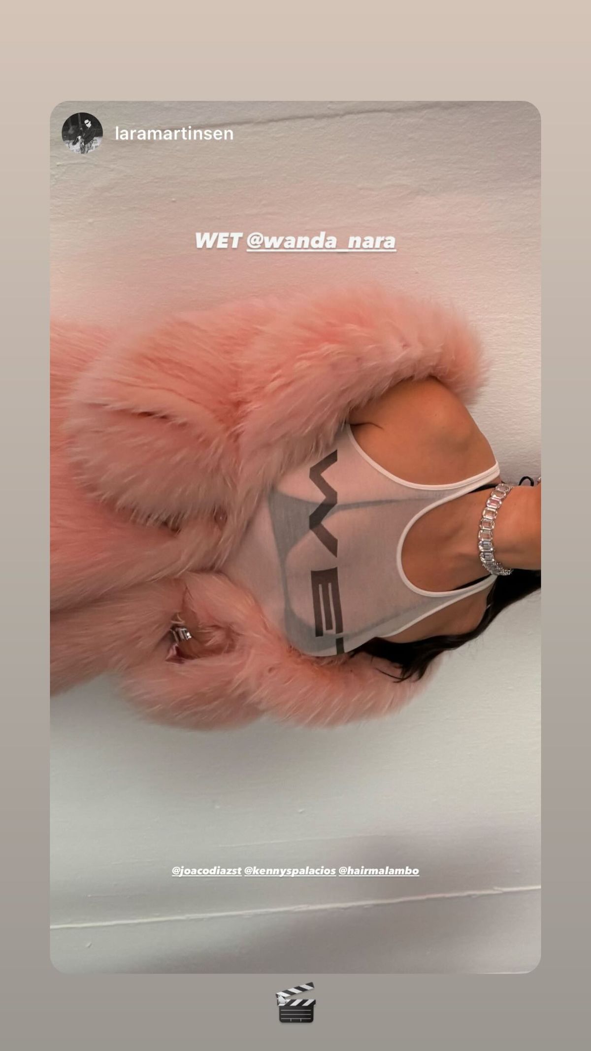 Wanda Nara confirma que es la reina de las transparencias: off-white, XS y corpiñito a la vista.