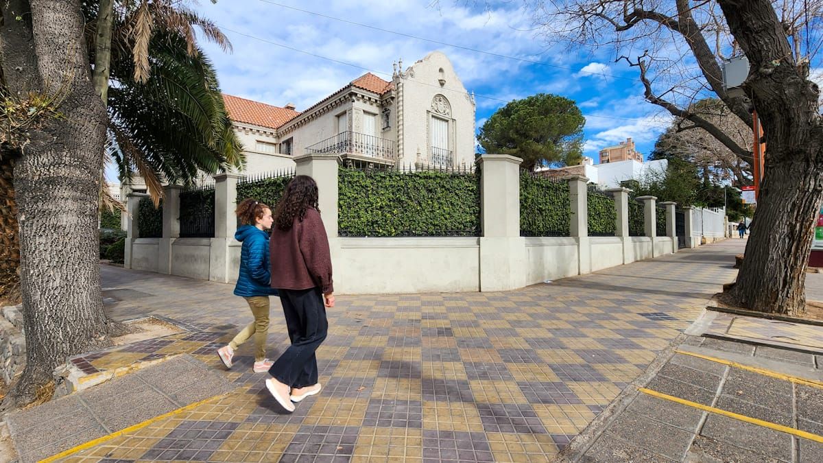 La casona López Frugoni es una de las obras arquitectónicas que anticipan el ingreso a los portones del Parque General San Martín La casona López Frugoni es una de las obras arquitectónicas que anticipan el ingreso a los portones del Parque General San Martín