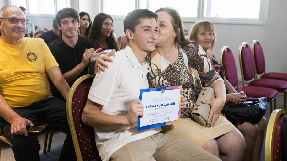 La emoción también se vio reflejada en las familias que acompañaron a los becarios 2026, que se mostraron dispuestos y esperanzados en acompañar a sus hijos en esta etapa que comienza. La emoción también se vio reflejada en las familias que acompañaron a los becarios 2026, que se mostraron dispuestos y esperanzados en acompañar a sus hijos en esta etapa que comienza.