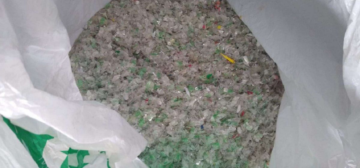 Juntan las botellas, le sacan la etiqueta, la tapa, la limpian y pasa por la molienda. Juntan las botellas, le sacan la etiqueta, la tapa, la limpian y pasa por la molienda.