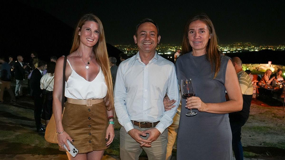 Foto socialera con la conductora de Estricta, Vicky Dion, el director de Turismo de la Ciudad de Mendoza, Felipe Rinaldo; y la comunicadora Florencia Da Souza. Foto socialera con la conductora de Estricta, Vicky Dion, el director de Turismo de la Ciudad de Mendoza, Felipe Rinaldo; y la comunicadora Florencia Da Souza.