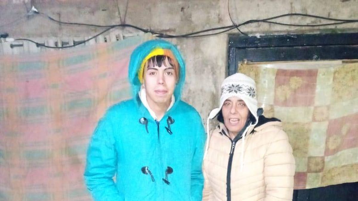 Claudia y su hijo. Las condiciones de la vivienda son muy precarias y necesitan membranas para cubrir el techo y otros materiales. Claudia y su hijo. Las condiciones de la vivienda son muy precarias y necesitan membranas para cubrir el techo y otros materiales.