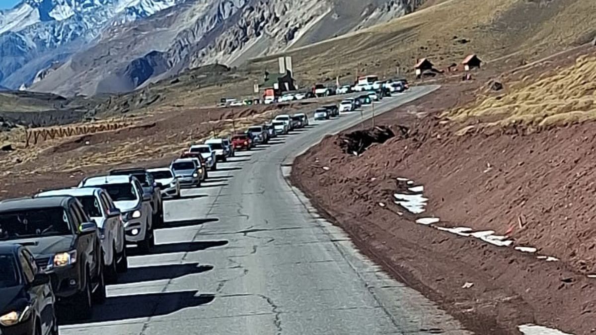 La reapertura del Paso Cristo Redentor se hizo pasadas las 10 de este viernes y se registró gran movimiento de vehículos.