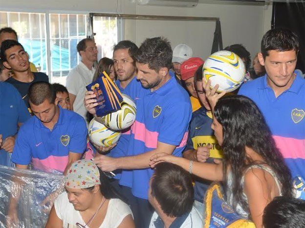 Boca solidario: el plantel entregó pelotas a chicos discapacitados
