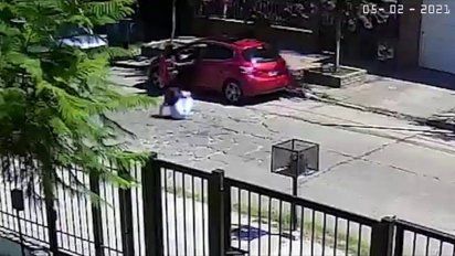 Durante el robo la mujer fue arrojada al pavimento en medio de la calle por uno de los delincuentes.