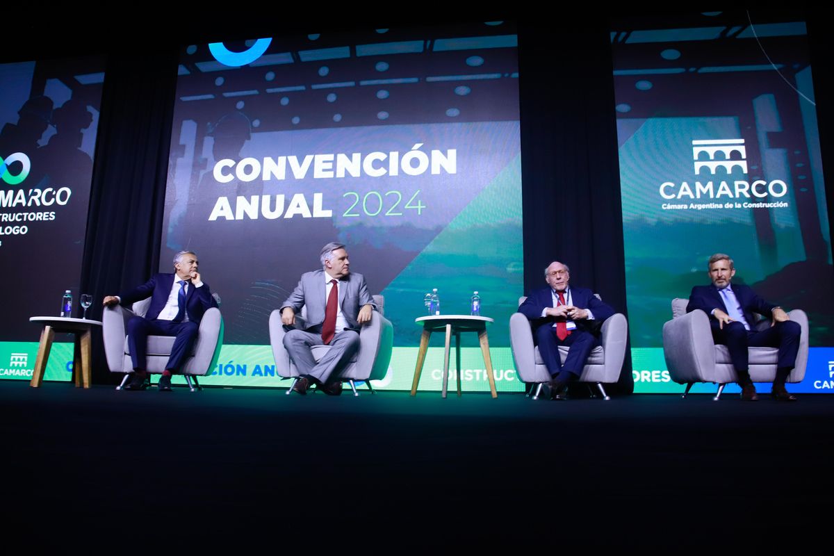 Alfredo Cornejo, Martín Llaryora y Rogelio Frigerio con un representante de la Cámara Argentina de la Construcción- Alfredo Cornejo, Martín Llaryora y Rogelio Frigerio con un representante de la Cámara Argentina de la Construcción-
