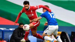 Liverpool y Everton igualaron con mucha polémica por el VAR