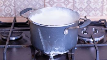 Calentar leche con una cucharada de vinagre: para qué se usa este truco y cómo hacerlo Calentar leche con una cucharada de vinagre: para qué se usa este truco y cómo hacerlo