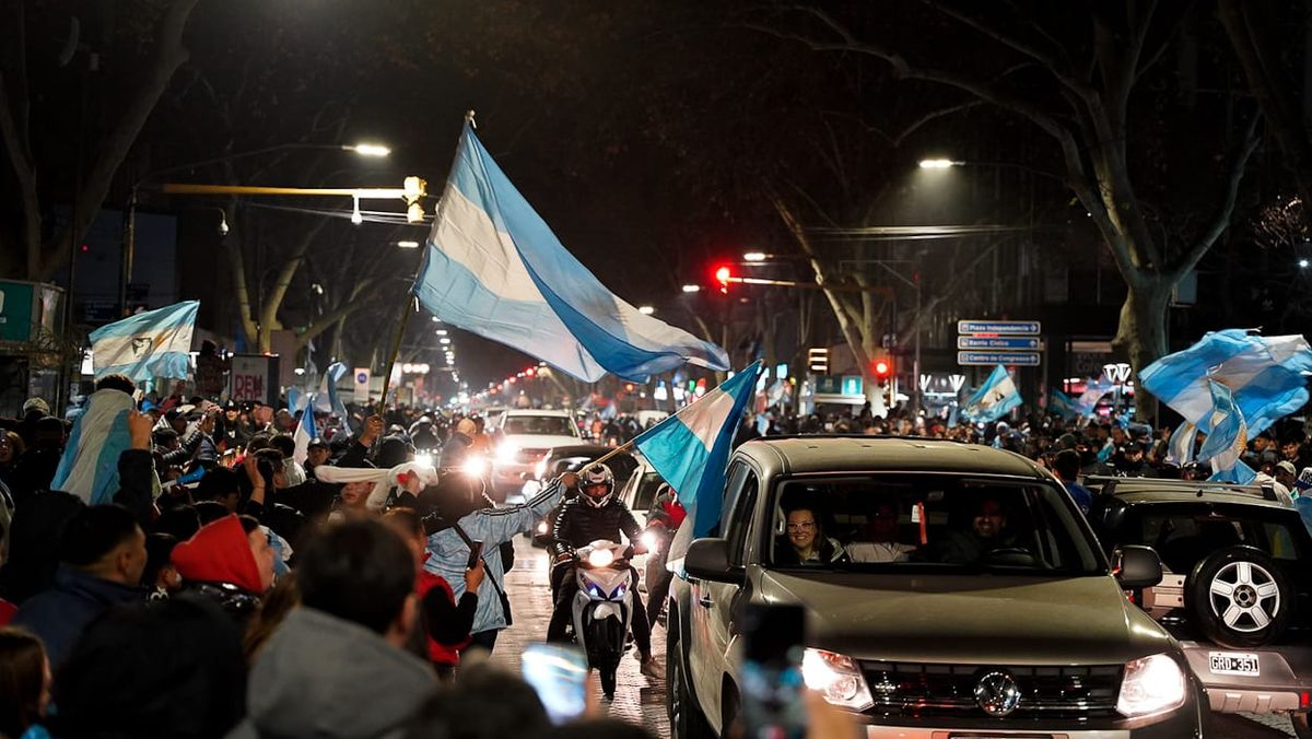 Así como ocurrió con el Mundial, pese al frío los mendocinos se concentraron en el Kilómetro 0 para festejar el triunfo de la Selección. Así como ocurrió con el Mundial, pese al frío los mendocinos se concentraron en el Kilómetro 0 para festejar el triunfo de la Selección.