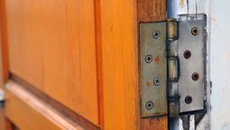 3 trucos caseros para terminar con los chirridos de las puertas y ventanas
