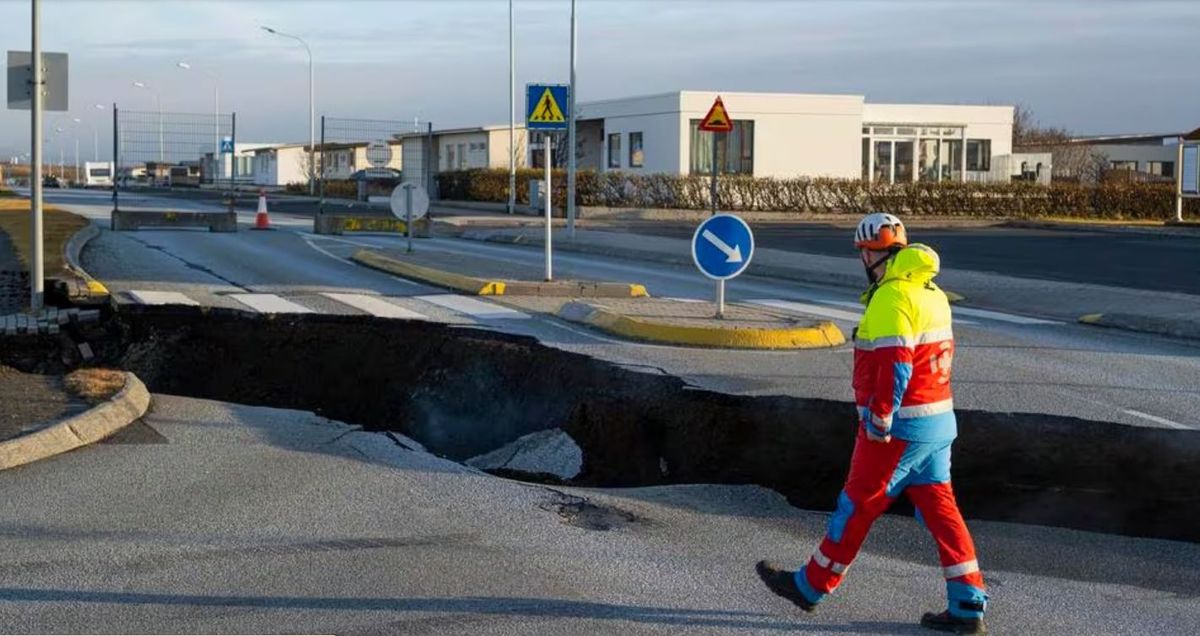 Catástrofe ambiental. Islandia en alerta: una enorme grieta parte en dos la isla.