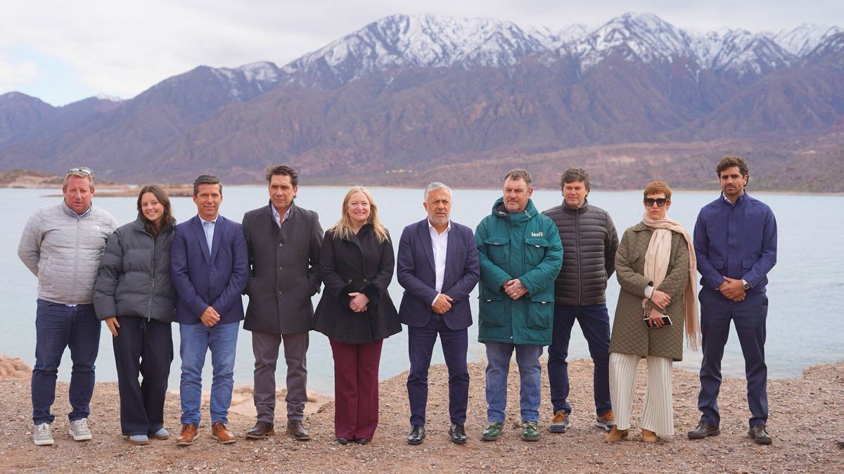 Los empresarios que fueron beneficiados con la subconcesión de la obra del perilago de Potrerillos, junto al gobernador Alfredo Cornejo y los ministros Natalio Mema y Jimena Latorre. Los empresarios que fueron beneficiados con la subconcesión de la obra del perilago de Potrerillos, junto al gobernador Alfredo Cornejo y los ministros Natalio Mema y Jimena Latorre.