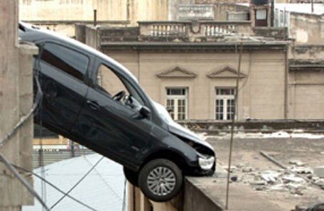 El dueño de este auto no sabía manejar... y terminó estacionado sobre una medianera