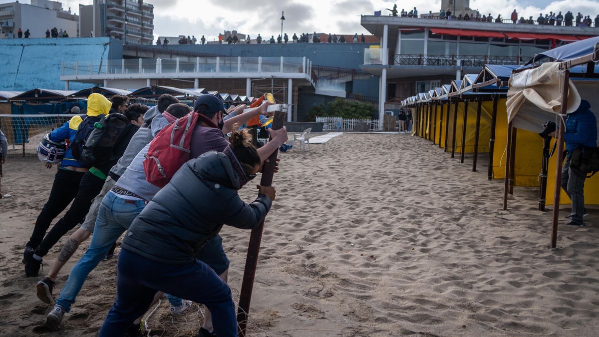 Mar del Plata, manifestantes protestan contra la privatización de playas.
