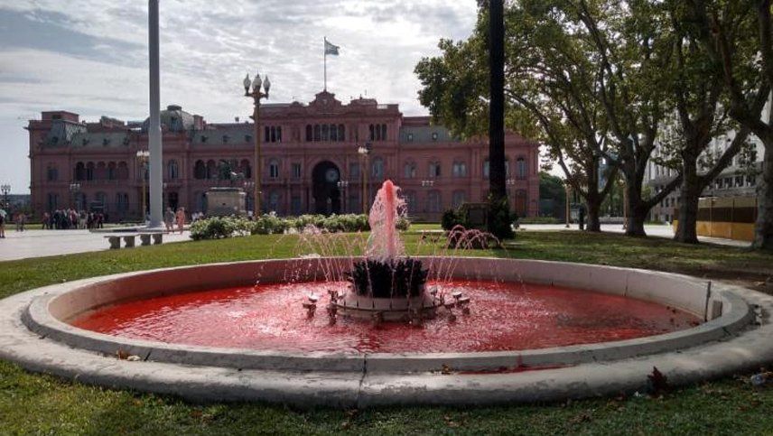 Día de la muerte de Nisman: tiñeron de rojo el agua de dos fuentes de Plaza de Mayo