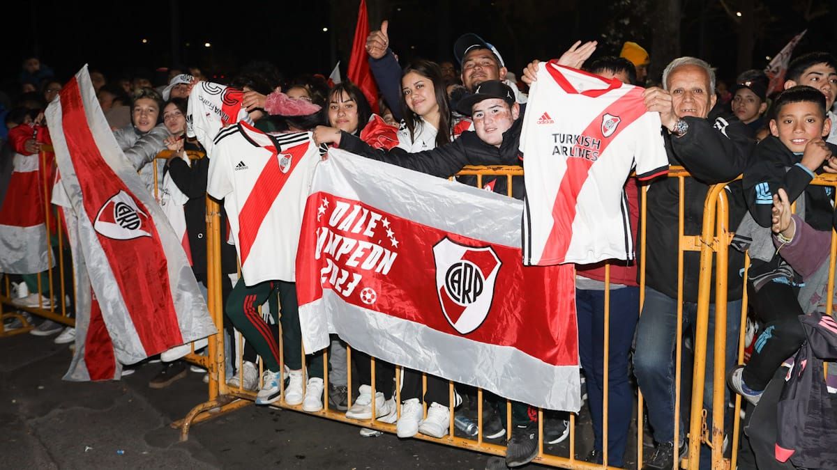 Cientos de hinchas recibieron a River en su llegada a Mendoza (Cristian Lozano/UNO) Cientos de hinchas recibieron a River en su llegada a Mendoza (Cristian Lozano/UNO)