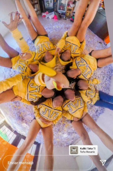 Los alumnos y alumnas de la Vicente Zapata rompieron todas las reglas sanitarias para presentar sus buzos