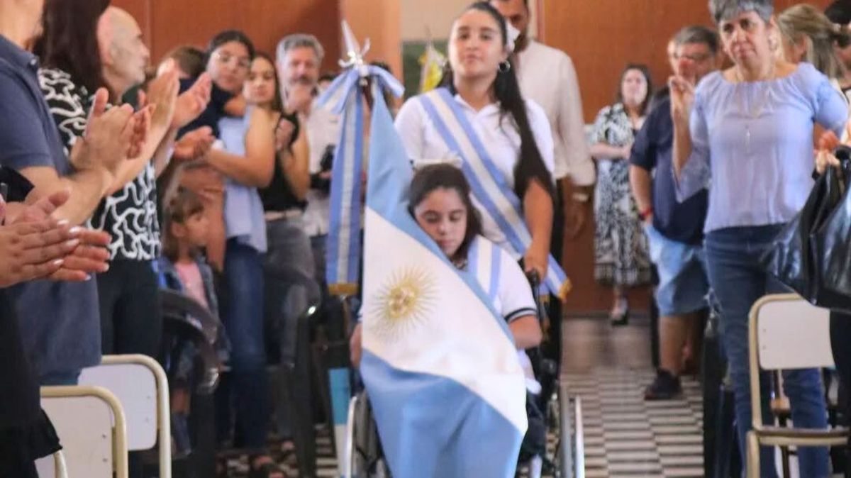 Orgullo. El reconocimiento llegó y en el día más importante, su egreso. Orgullo. El reconocimiento llegó y en el día más importante, su egreso.