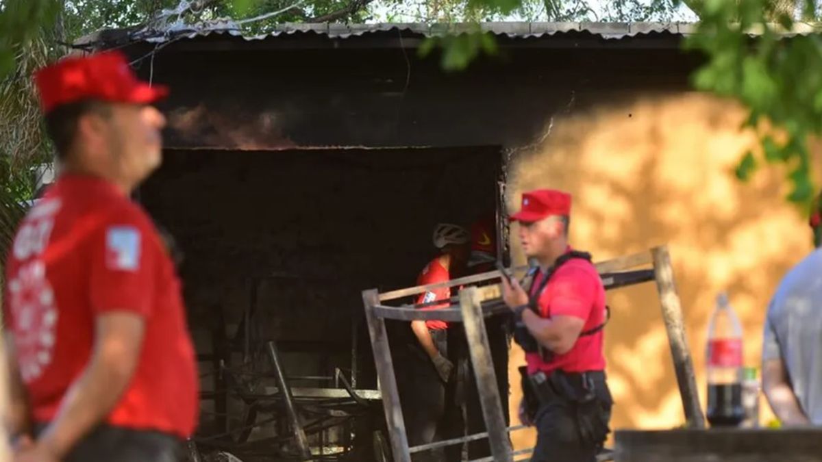 Varias dotaciones de bomberos trabajaron intensamente para sofocar el incendio que destruyó un templo evangélico. Varias dotaciones de bomberos trabajaron intensamente para sofocar el incendio que destruyó un templo evangélico.