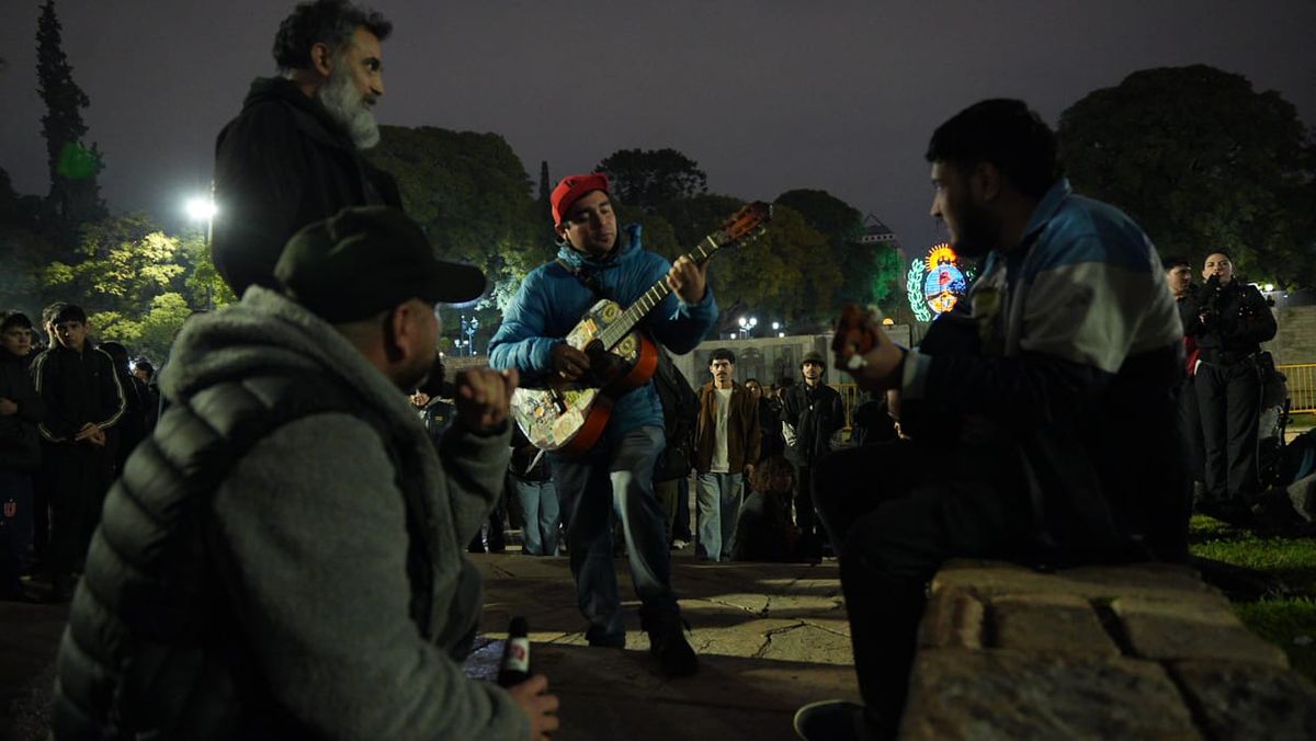 Una de las postales que dejó el homenaje al Indio Solari en la plaza Independencia en la previa de su funeral en Buenos Aires.