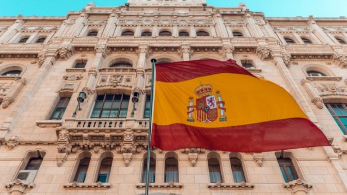 España busca argentinos sin experiencia para trabajar y vivir: cuáles son los requisitos