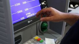 El hombre fue al cajero automático para ver si había cobrado su sueldo y se terminó llevando una gran sorpresa. El hombre fue al cajero automático para ver si había cobrado su sueldo y se terminó llevando una gran sorpresa.