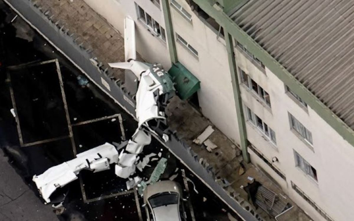 Terrible imagen del avi&oacute;n destrozado.