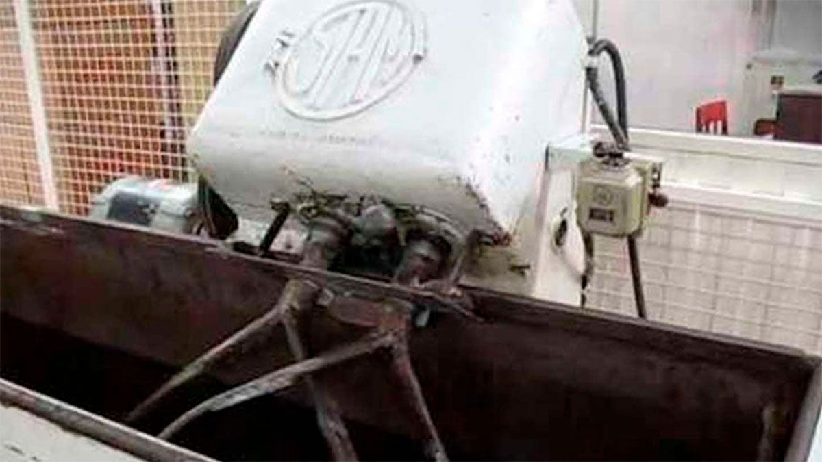 A la mujer se le trabó accidentalmente la bufanda en la máquina amasadora industrial.