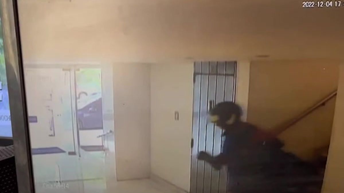 El supuesto asaltante y asesino de la anciana abandonó el edificio de Las Cañitas, en Palermo, con el rostro cubierto por un casco