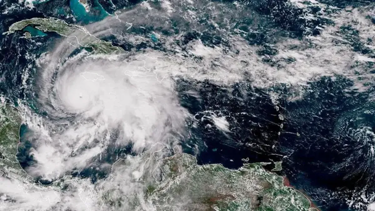 La trayectoria del fenómeno atraviesa aguas cálidas del Caribe, lo cual alimenta su intensidad. La trayectoria del fenómeno atraviesa aguas cálidas del Caribe, lo cual alimenta su intensidad.