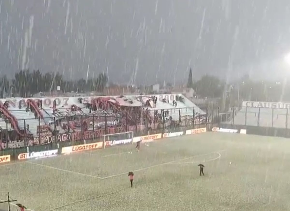 Los hinchas se protegieron debajo de los trapos.