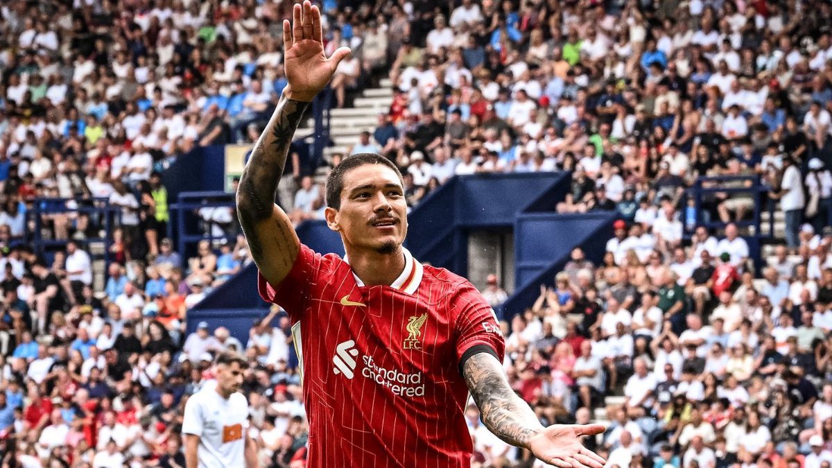 Darwin Núñez homenajeó a Diogo Jota en el primer partido del Liverpool. 
