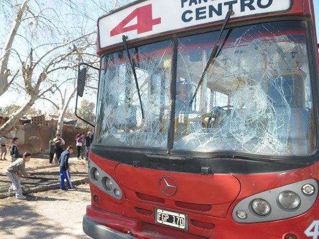 Vándalos destruyen un centenar de vidrios de colectivos por semana