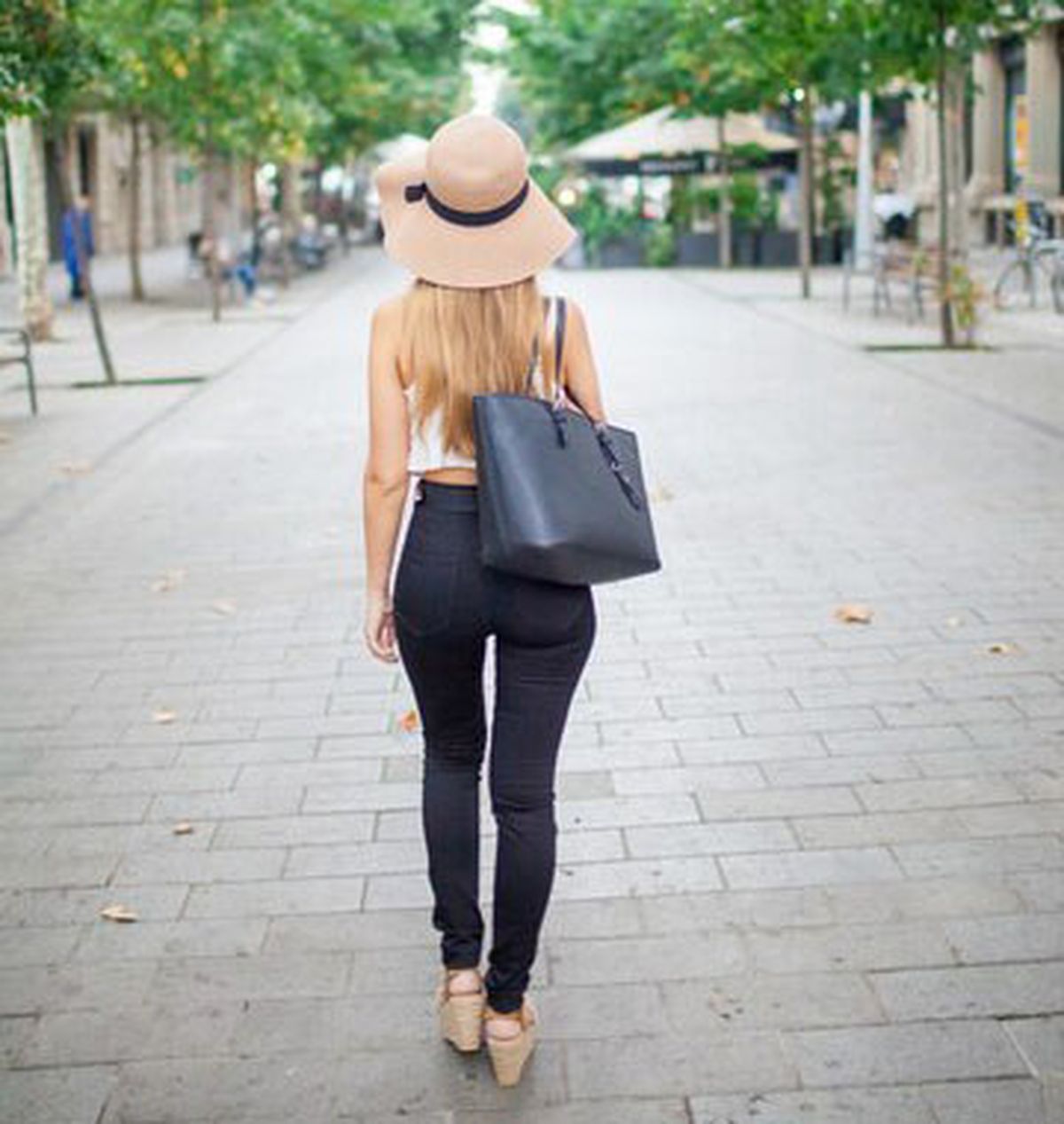 Caminar rutinariamente sirve para quemar buena cantidad de grasa por día. Caminar rutinariamente sirve para quemar buena cantidad de grasa por día.