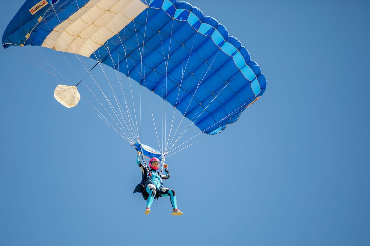 Catamarca. La sacó barata: un paracaidista calculó mal y casi empaña una importante fiesta. Catamarca. La sacó barata: un paracaidista calculó mal y casi empaña una importante fiesta.