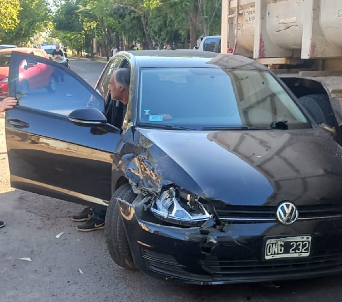 Un automóvil VW Gol fue uno de los vehículos más dañados por el camión que se quedó sin frenos, en San José